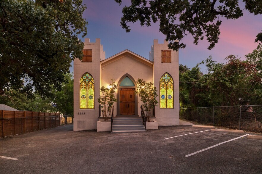 More Photos Of 2205 E 12th St, Austin Movie Radio TVStudio For Sale