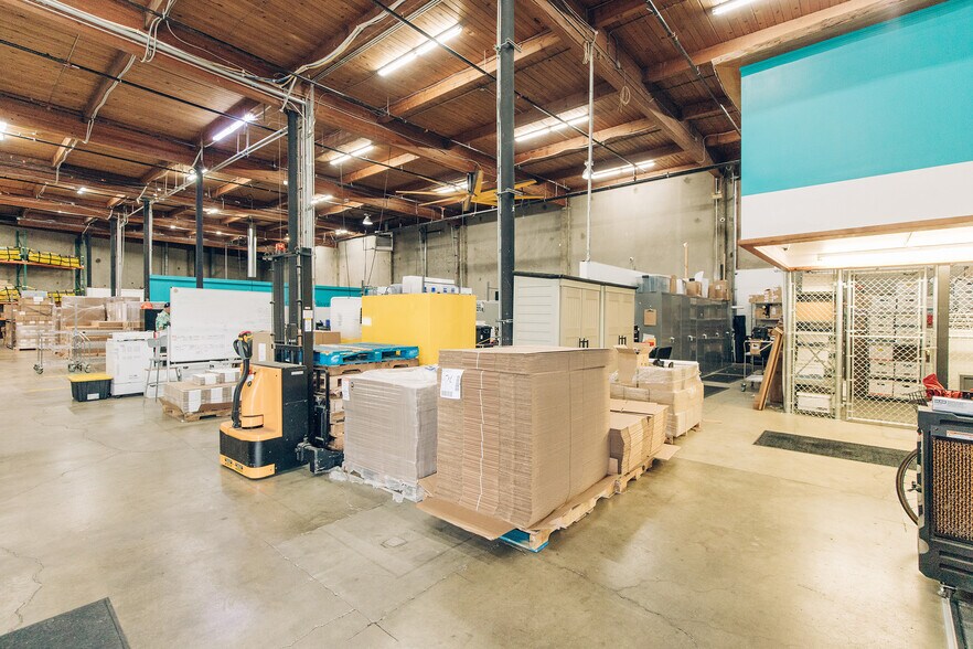More Photos Of 111-115 SE Yamhill St, Portland Warehouse For Lease