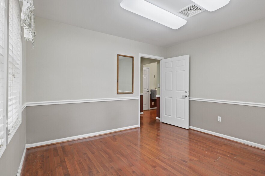 More Photos Of 2106 Gallows Rd, Vienna Office For Lease