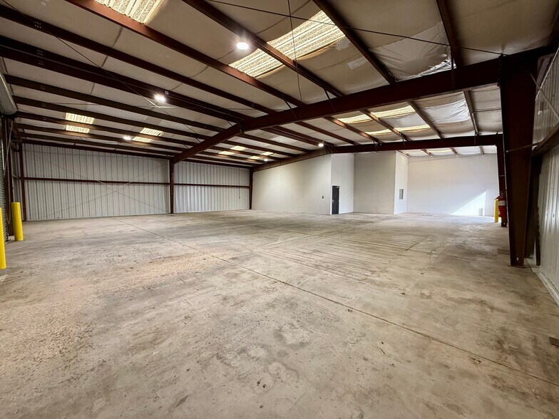 More Photos Of 203 W Delhi, North Las Vegas Warehouse For Lease