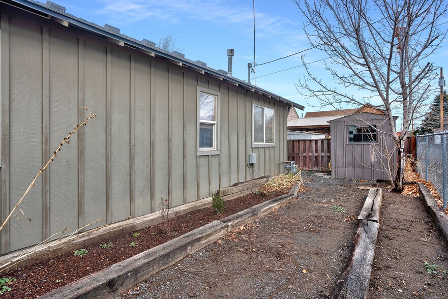 More Photos Of 344 SE Elm St, Prineville Flex For Sale