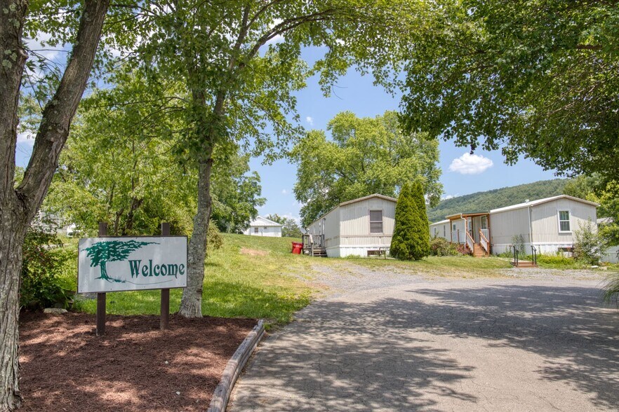 More Photos Of English Walnut Lane, Springfield Manufactured Housing Mobile Home Park For Sale