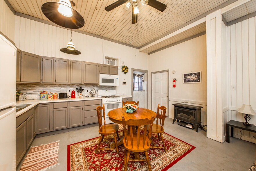 More Photos Of 223 W Main St, Mountain View Storefront For Sale