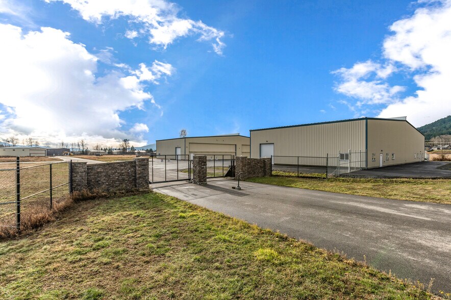 More Photos Of 1189 Woodland Dr, Sandpoint Airplane Hangar For Sale