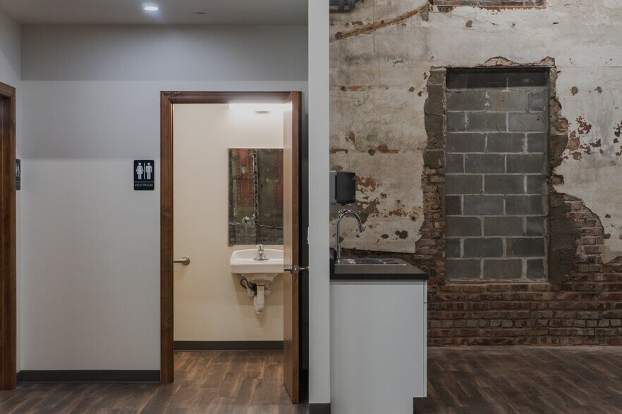 More Photos Of 1425 S 13th St, Omaha Storefront For Lease