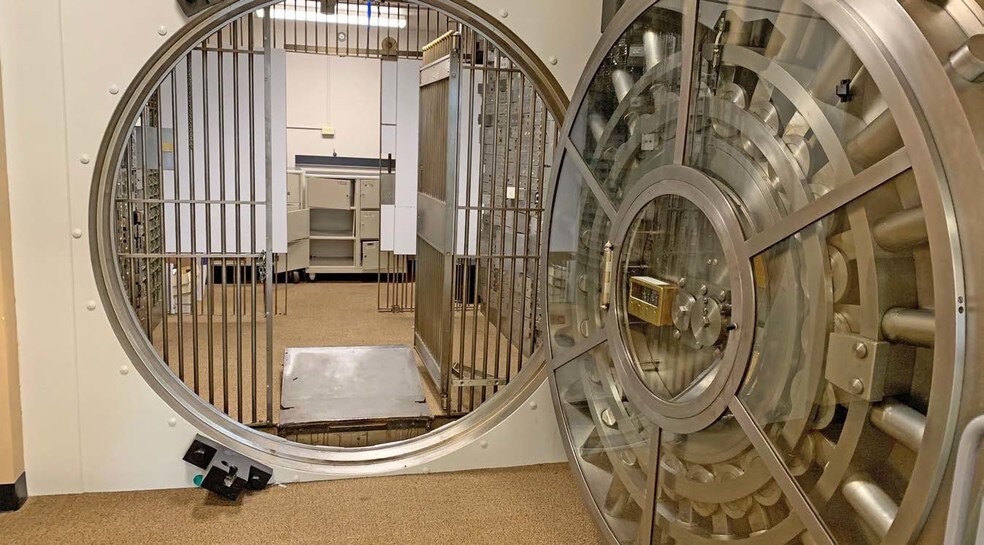 More Photos Of 20 S Canal St, Newton Falls Bank For Lease