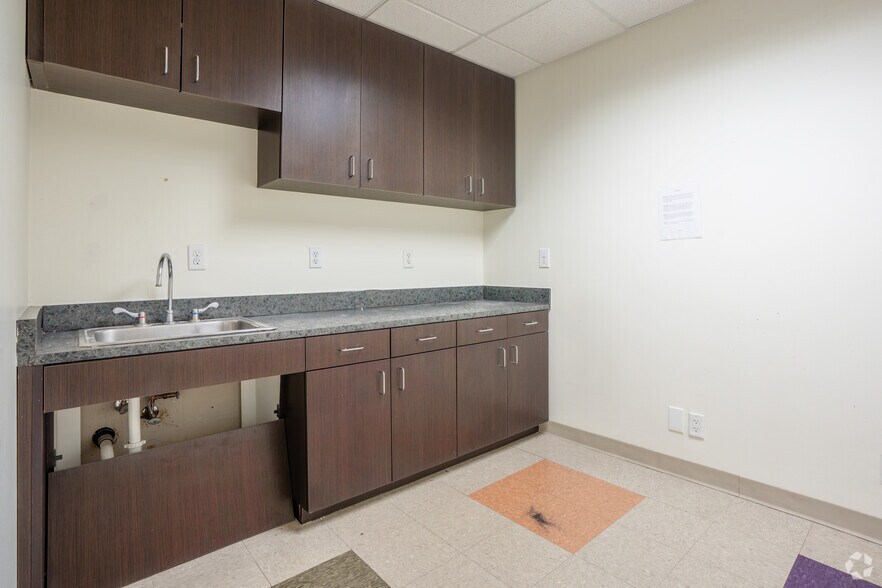 More Photos Of 2821 Lackland Rd, Fort Worth Office For Sale