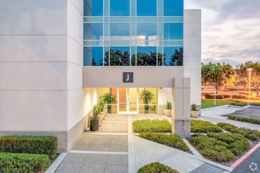 More Photos Of 1 Technology Dr, Irvine Light Manufacturing For Lease