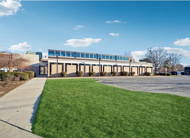 Primary Photo Of 2805 Beaver Ave, Des Moines Bank For Sale