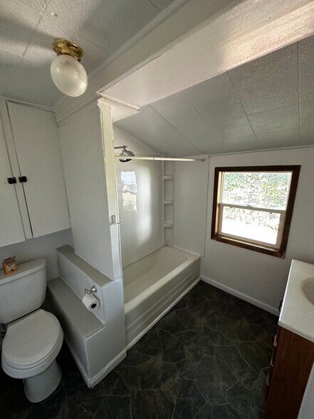 More Photos Of 1355 3rd Ave, Marion Multifamily For Sale