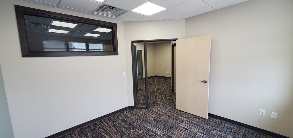 More Photos Of 3210 27th St W, Williston Office For Lease