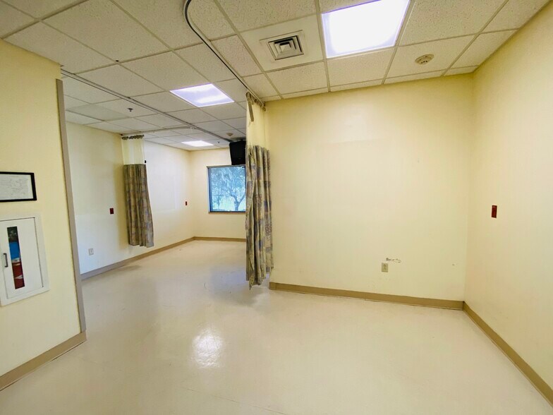 More Photos Of 404 Hall of Fame Dr, Lake City Medical For Lease