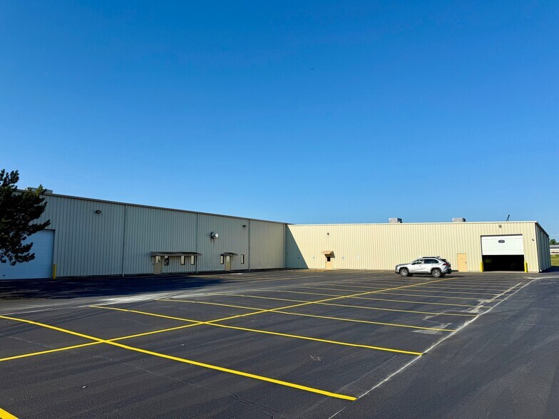 More Photos Of 1010 Strohmeyer Dr, Neenah Manufacturing For Lease