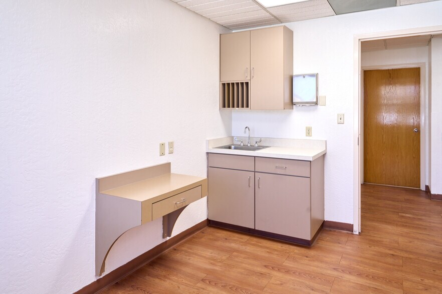 More Photos Of 2020 Palomino Ln, Las Vegas Medical For Lease