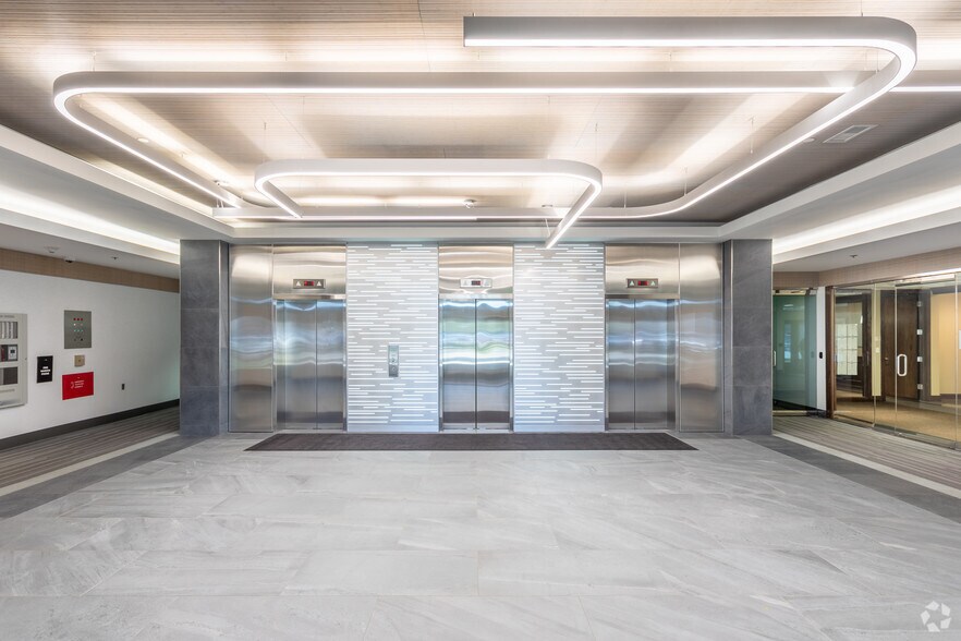 More Photos Of 320 E Big Beaver Rd, Troy Office For Lease