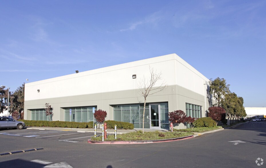 More Photos Of 3180 Corporate Pl, Hayward Warehouse For Lease
