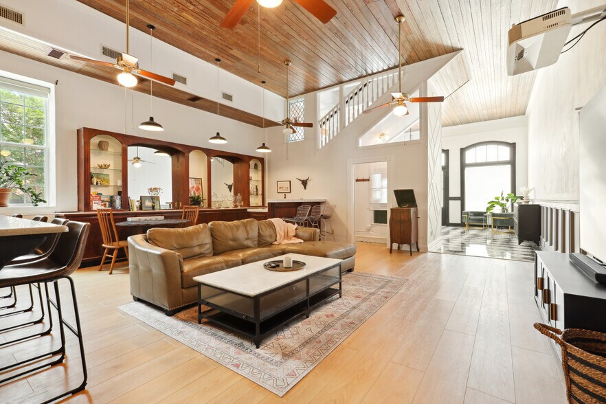 More Photos Of 4 Depot st, Elgin Hotel For Sale