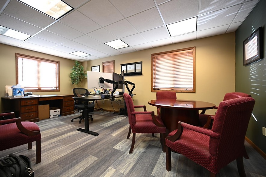 More Photos Of 206 Scott St S, Shakopee Office For Sale