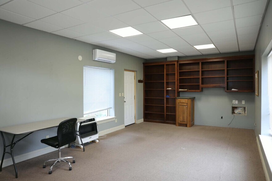 More Photos Of 126 S Pine St, Ponca City Warehouse For Sale