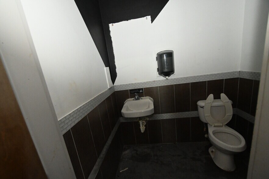 More Photos Of 47 W Amelia St, Orlando Bar For Sale