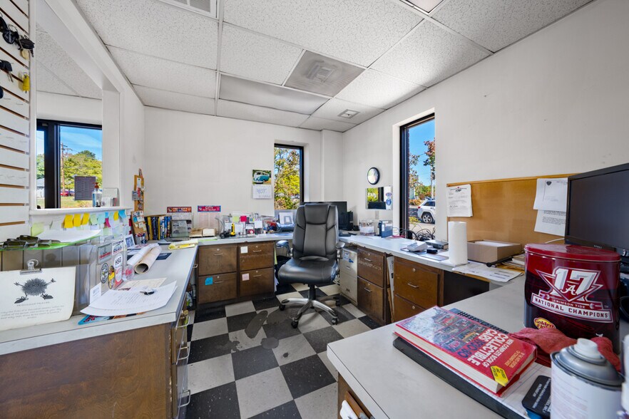 More Photos Of 4533 Hillsborough Rd, Durham Auto Repair For Lease