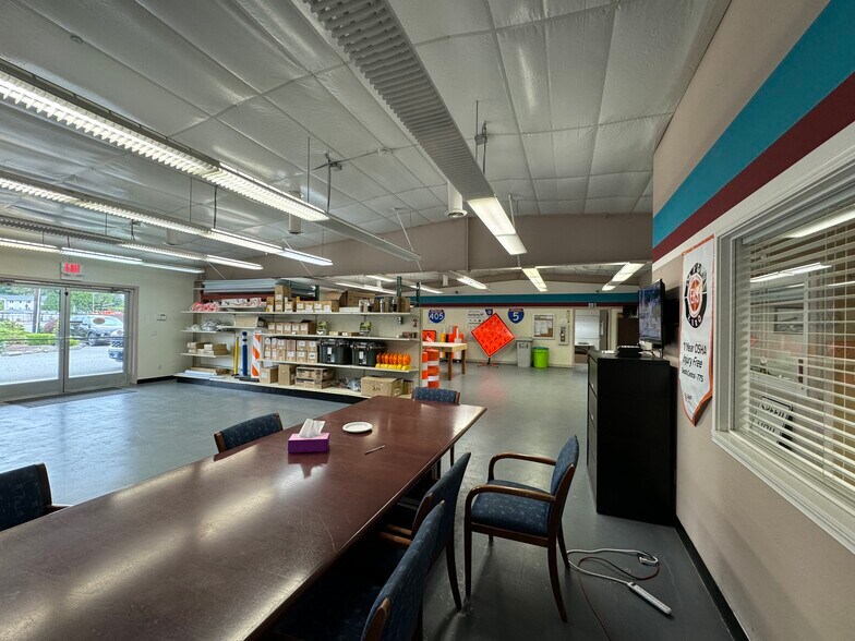 More Photos Of 1002 Central Ave N, Kent Showroom For Lease