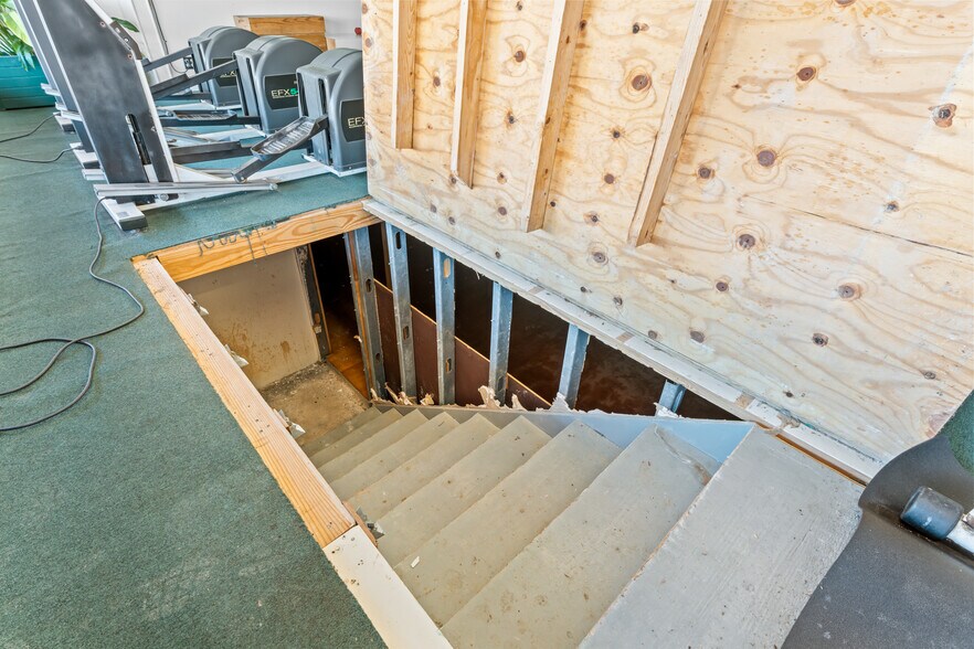 More Photos Of 110 E Franklin St, Hillsboro Health Club For Sale