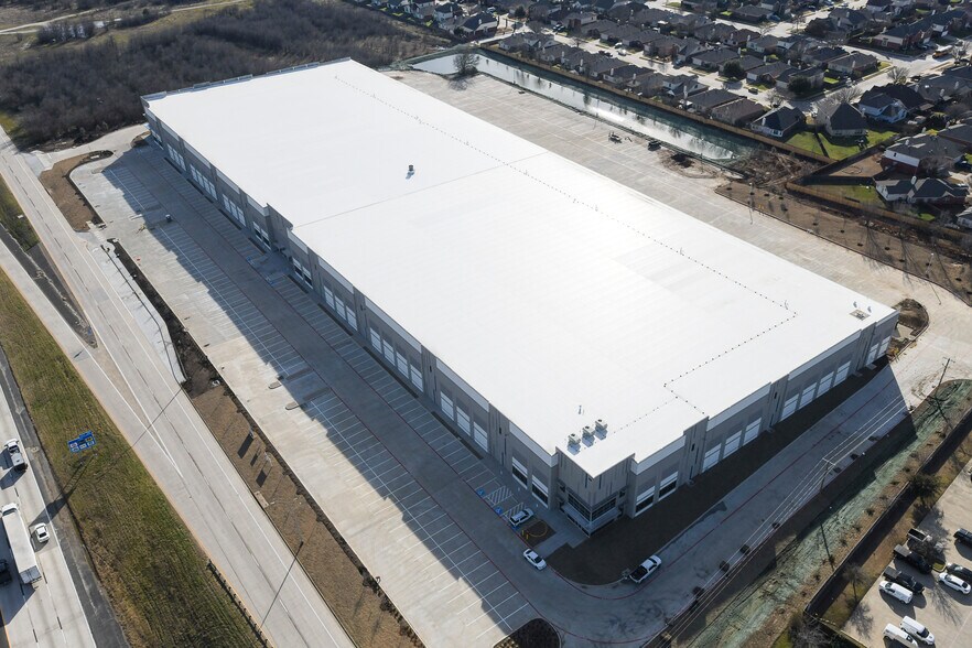 More Photos Of 11000 South Freeway, Burleson Warehouse For Sale