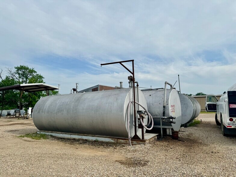 More Photos Of 1425 S Church St, Paris Freestanding For Sale