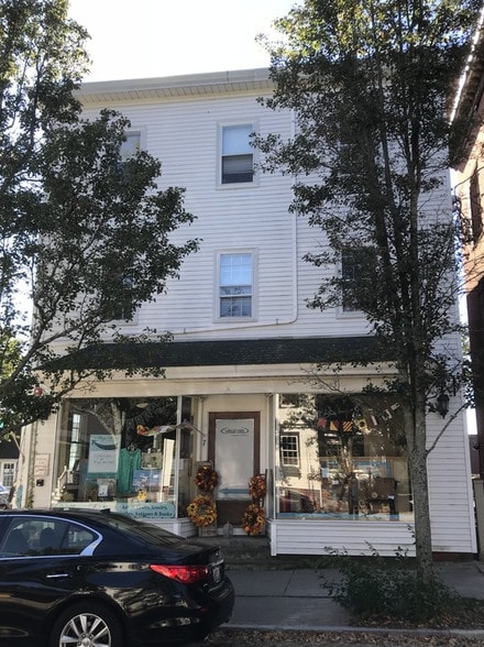 More Photos Of 7 Main St, North Kingstown Storefront Retail Office For Lease