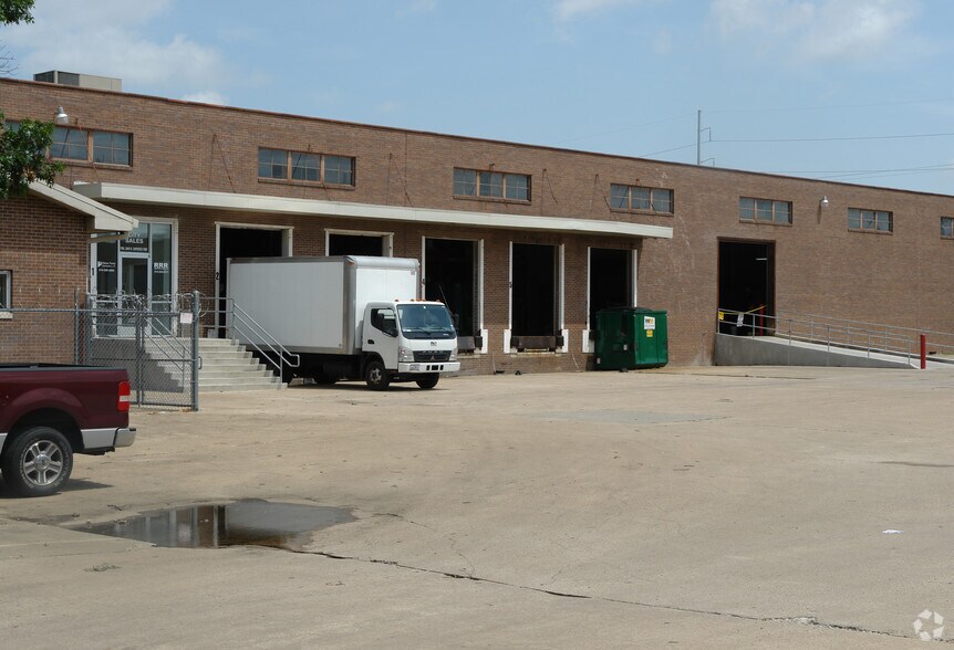 More Photos Of 9010 John W Carpenter Fwy, Dallas Warehouse For Lease