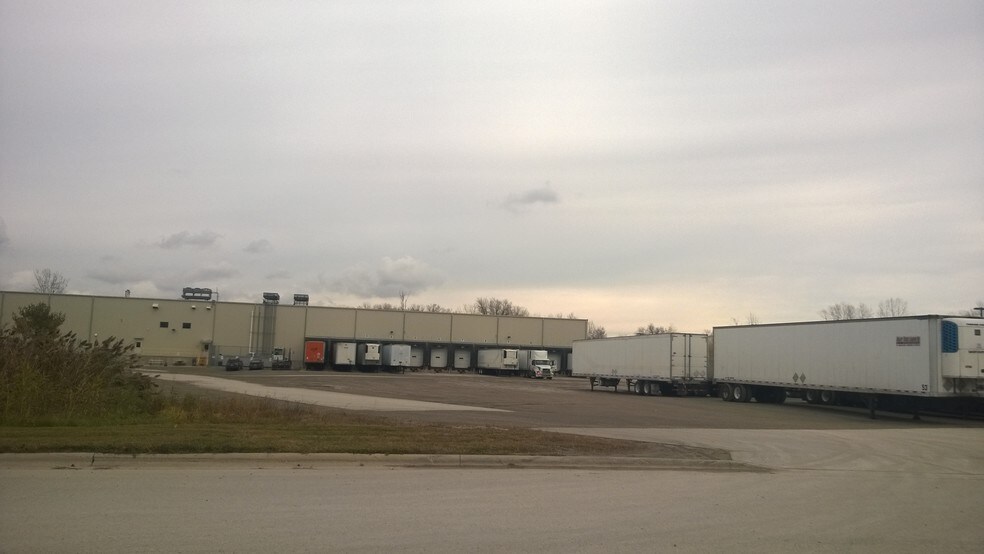 More Photos Of 13190 Velp Ave, Suamico Warehouse For Lease
