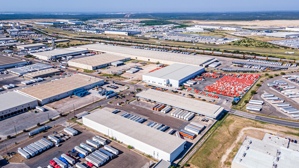 More Photos Of 13806 N Unitec Dr, Laredo Warehouse For Lease