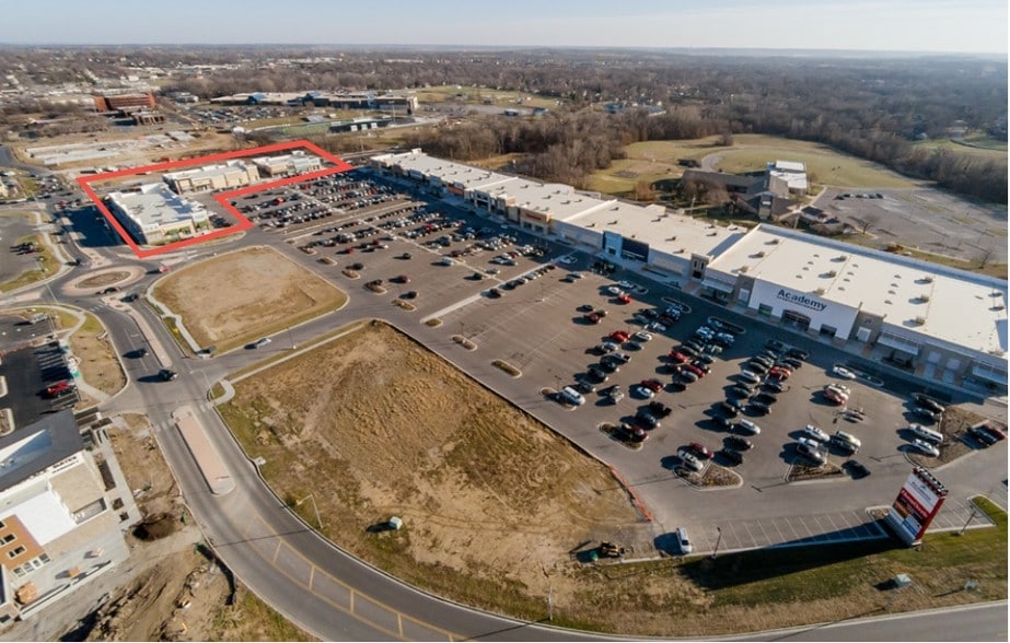 More Photos Of 2003 W Kansas St, Liberty Unknown For Lease