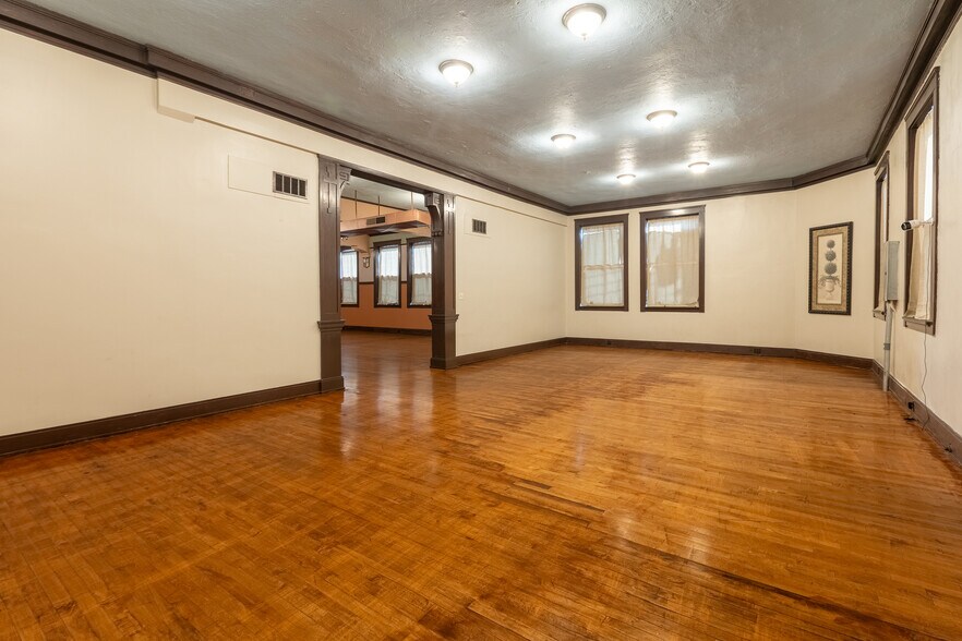 More Photos Of 1329 Walnut St, Murphysboro Office For Sale