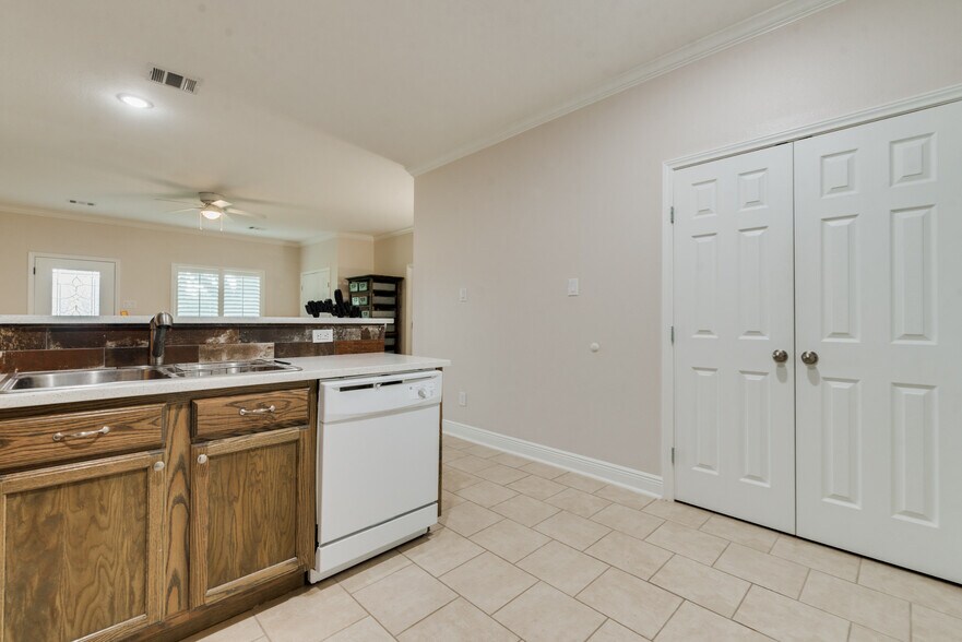 More Photos Of 16610 Mueschke Rd, Cypress Office Residential For Lease