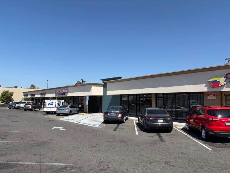 More Photos Of 1701-1725 W Chapman Ave, Orange General Retail For Lease