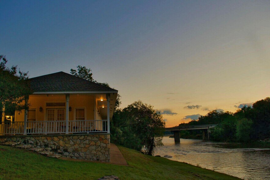 More Photos Of 205 SW Barnard St, Glen Rose Hotel For Sale