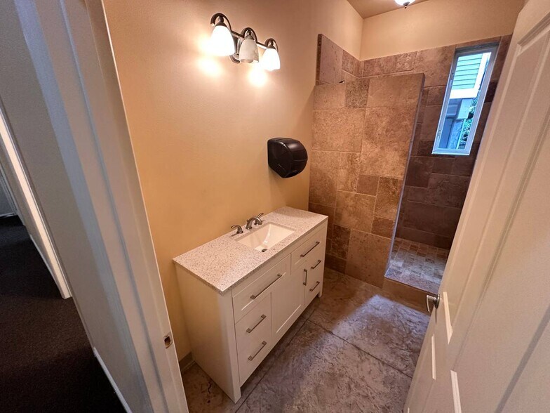 More Photos Of 10205 Lake City Way NE, Seattle Medical For Sale