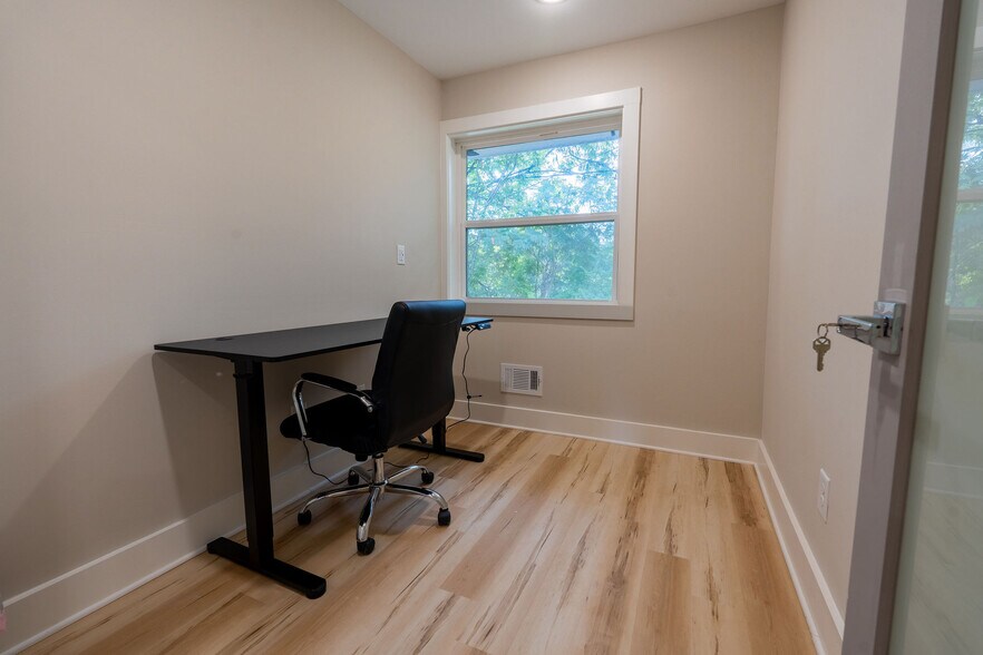 More Photos Of 608 Mauldin Dr, Woodstock Office For Lease