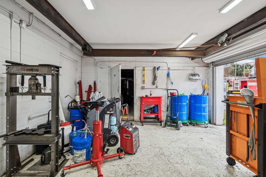 More Photos Of 3502 Dickerson Pike, Nashville Flex For Sale