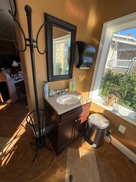 More Photos Of 323 W Powell Blvd, Gresham Freestanding For Lease