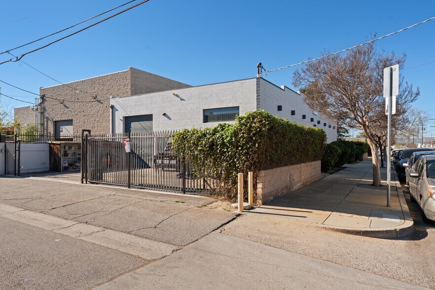 More Photos Of 18522 Gresham St, Northridge Warehouse For Sale