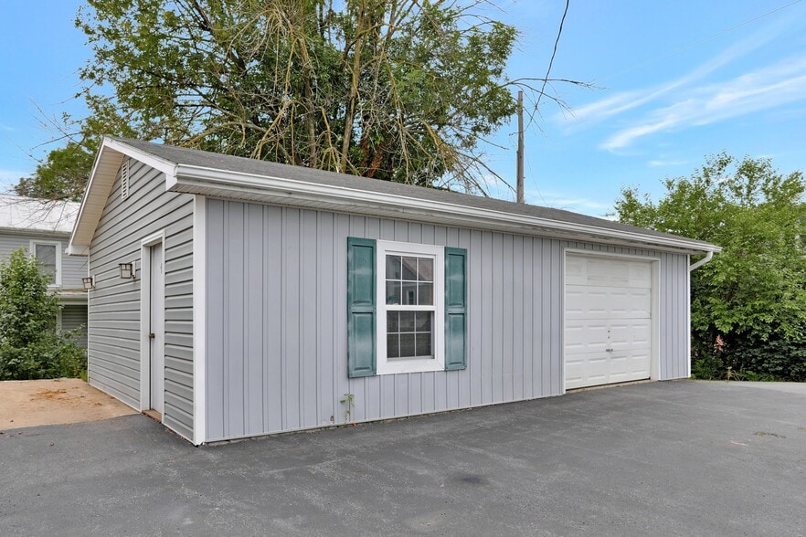 More Photos Of 9604 S Congress St, New Market Office For Sale