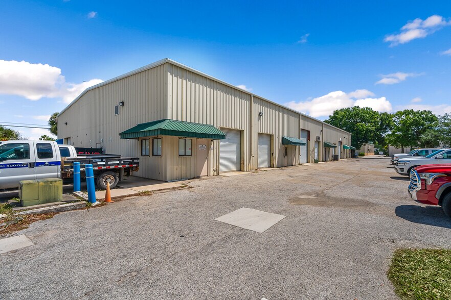 More Photos Of 3101-3215 Aviation Blvd, Vero Beach Warehouse For Lease