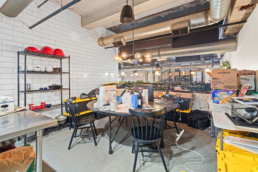More Photos Of 2500 W Chicago Ave, Chicago Storefront For Lease