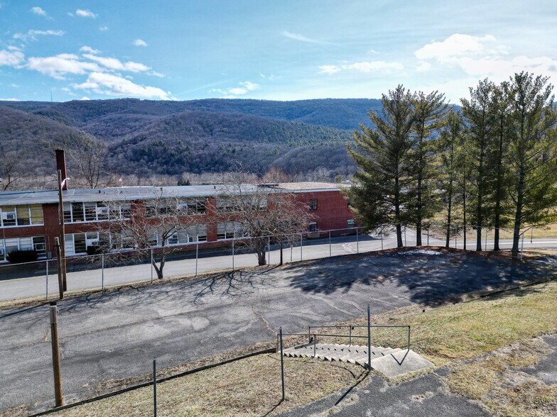 More Photos Of 81 Evick Dr, Franklin Flex For Sale