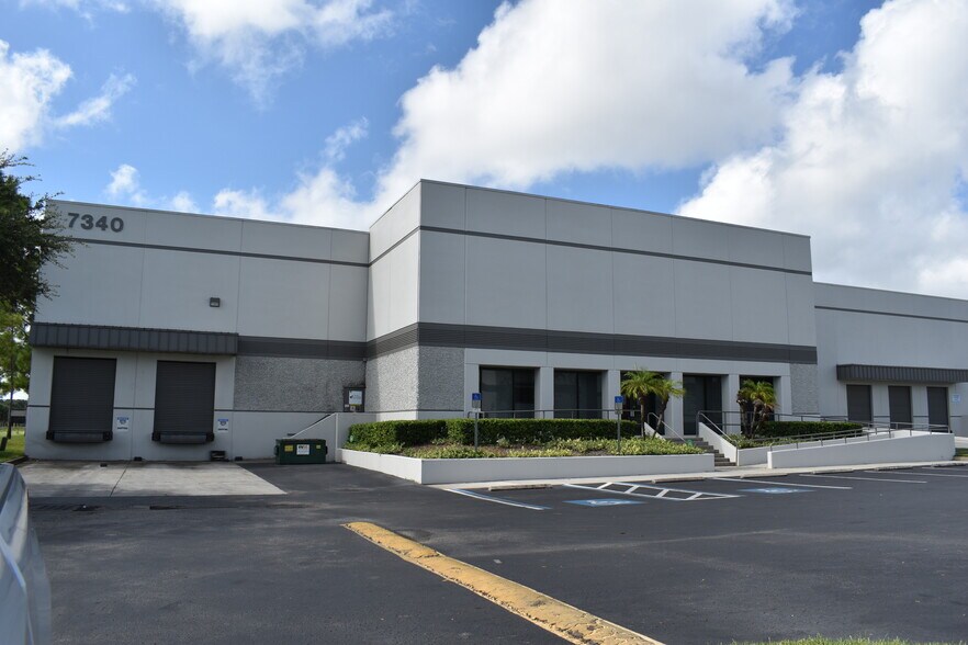 More Photos Of 7340 Bryan Dairy Rd, Largo Unknown For Lease