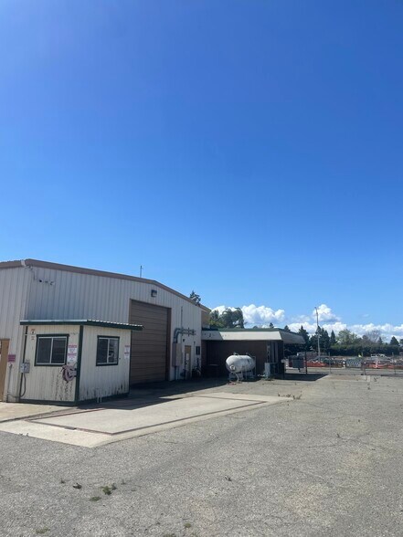 More Photos Of 1850 N 1st St, Dixon Service For Sale