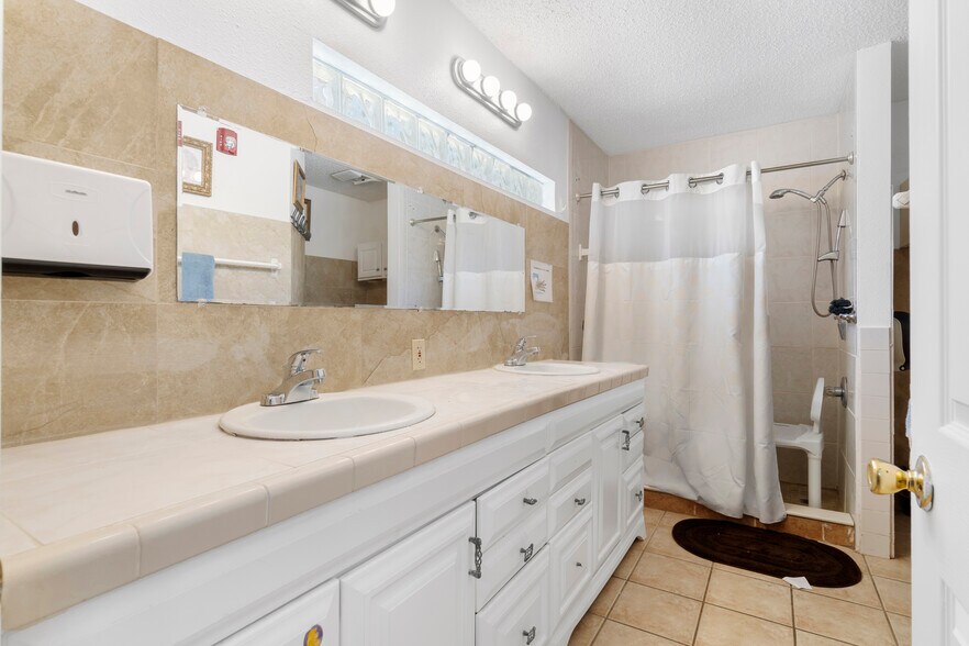 More Photos Of 613 Forest Hills Dr, Brandon Assisted Living For Lease